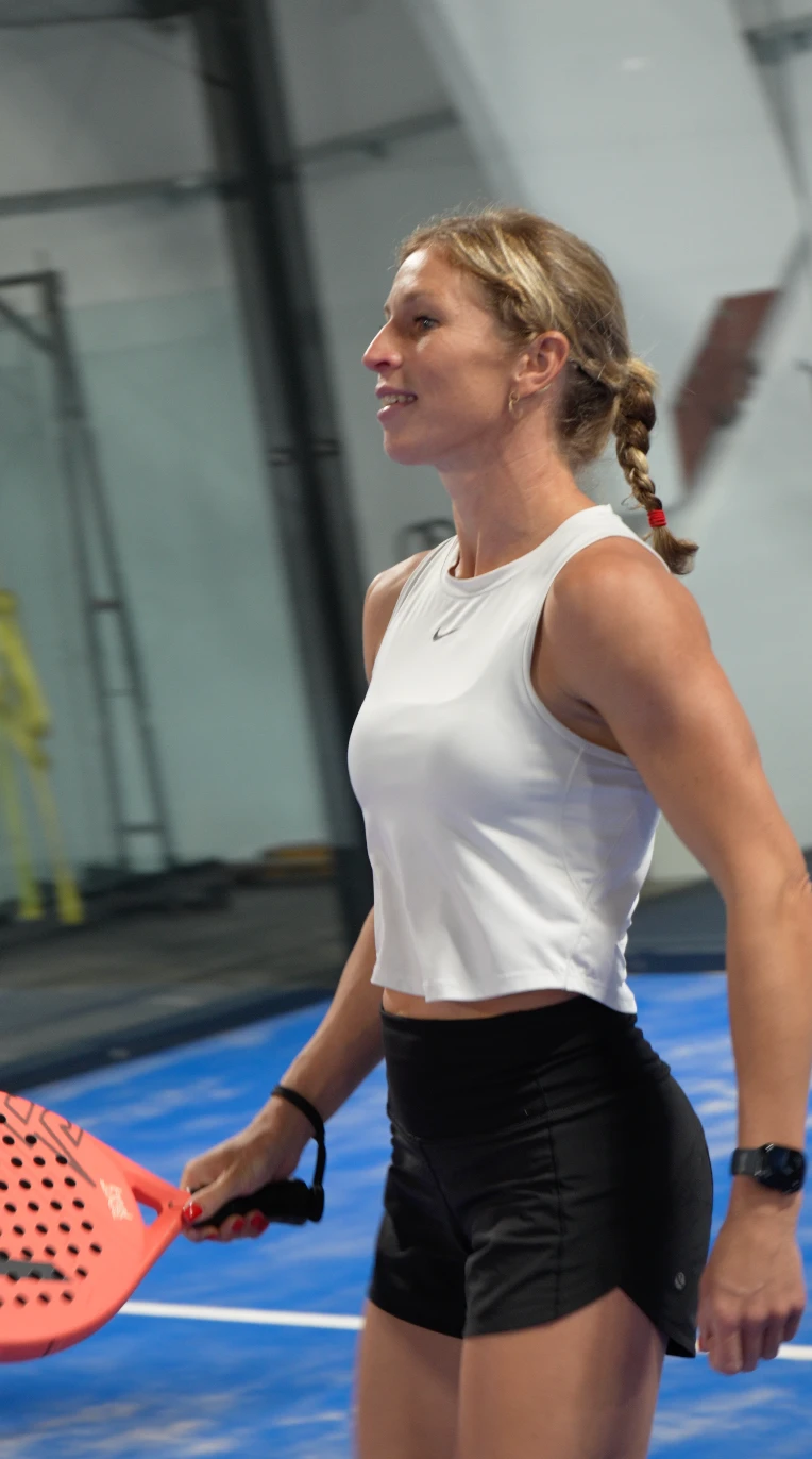 Padel Training in Bremen – Spielerin auf dem Court